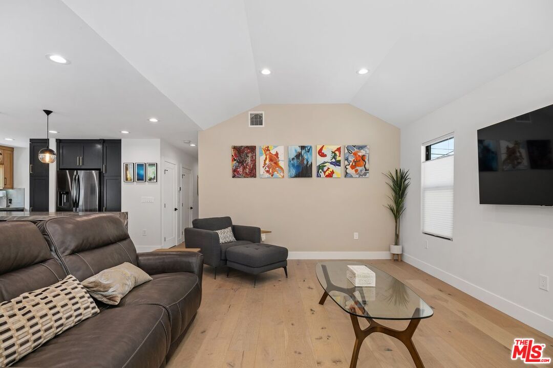 Culver City, California, 90232, United States, 3 Bedrooms Bedrooms, ,2 BathroomsBathrooms,Residential,For Sale,1911213