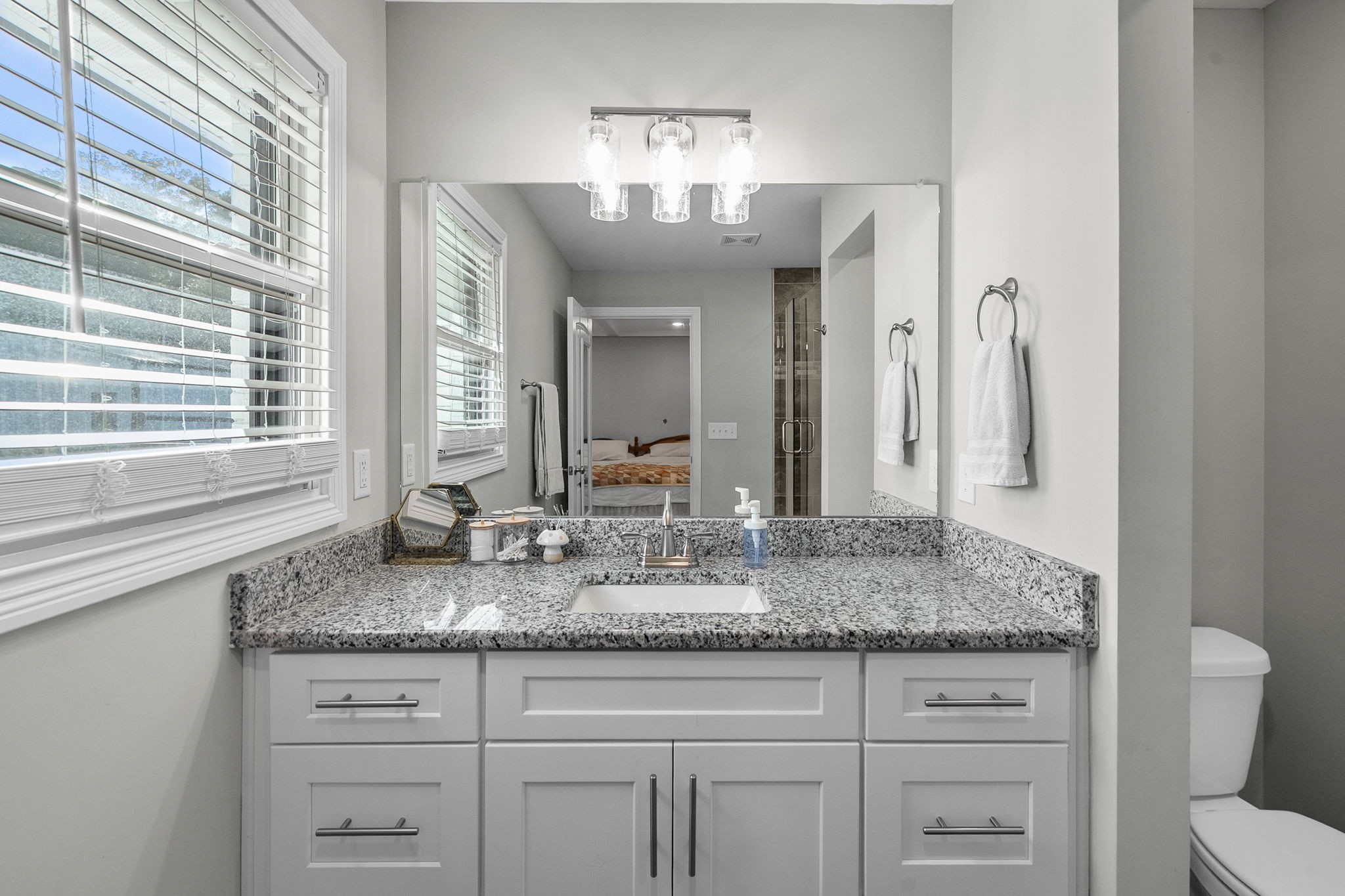 Clarksville, Tennessee, 37040, United States, 4 Bedrooms Bedrooms, ,3 BathroomsBathrooms,Residential,For Sale,1988852