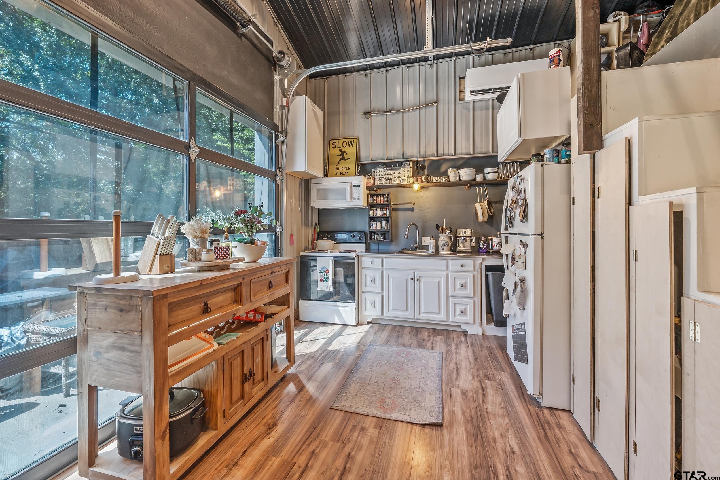 Mineola, Texas, 75773, United States, 3 Bedrooms Bedrooms, ,3 BathroomsBathrooms,Residential,For Sale,1951277